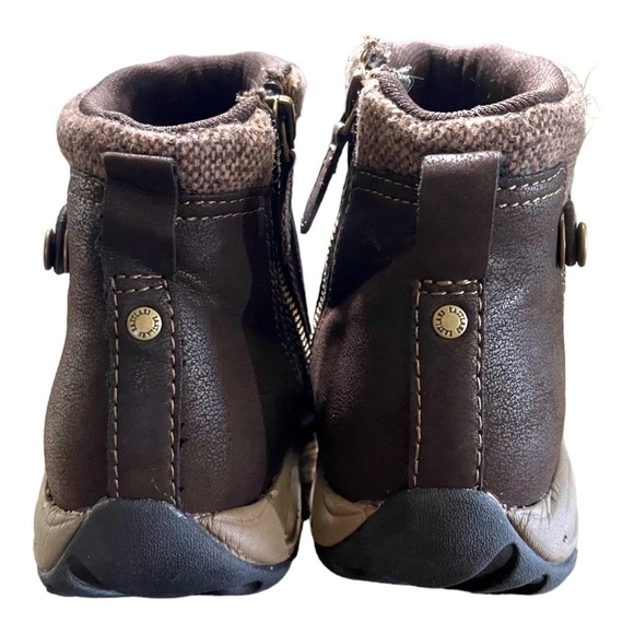 EASTLAND, BRIDGET, ANKLE BOOT. BROWN SYNTHETIC UPPER WITH FABRIC LINING. SIZE 6M - Picture 3 of 8